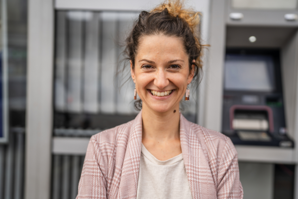 Selbsbewusste Frau strahlt in die Kamera_AdobeStock_742864857