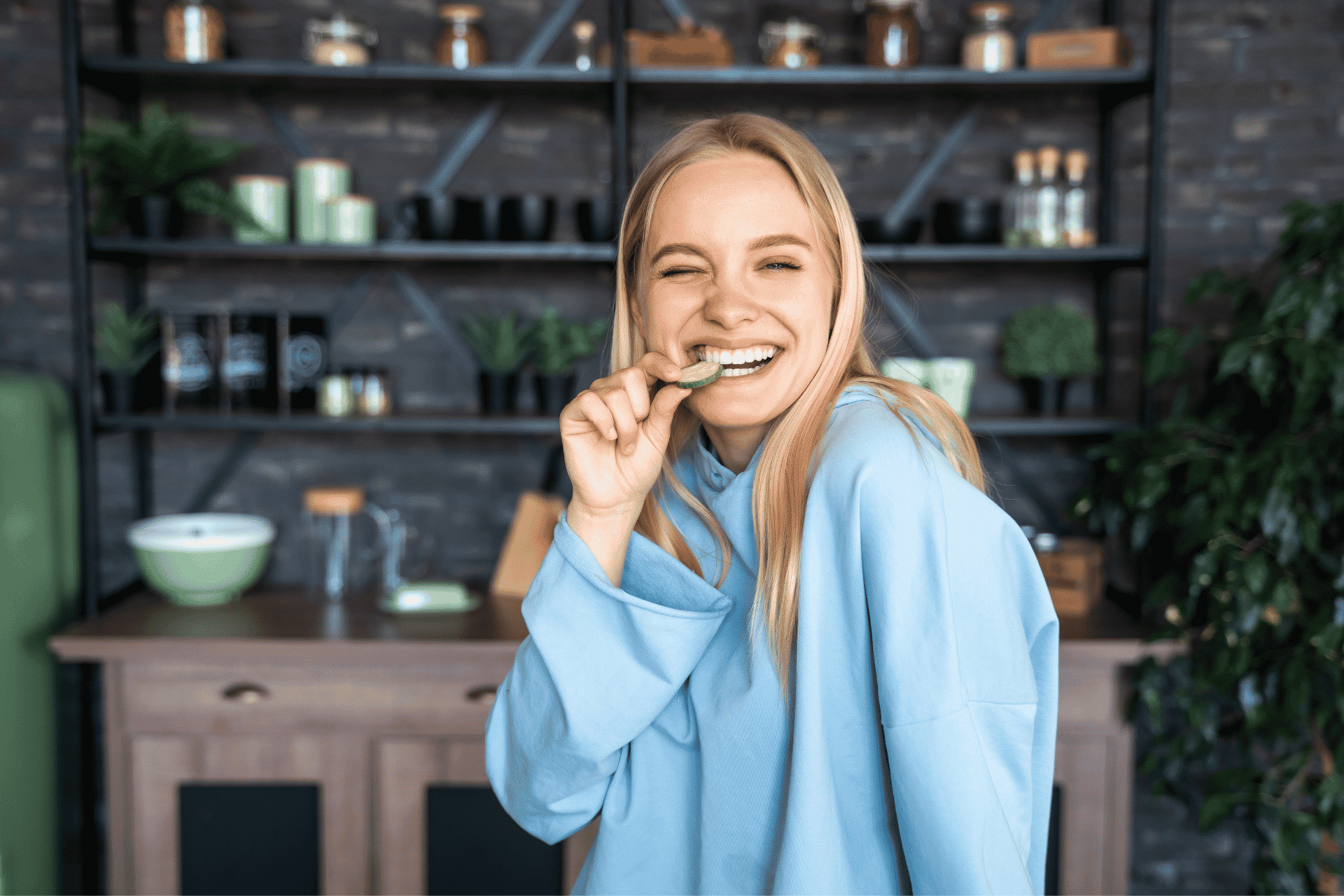 Gesund Zähne_AdobeStock_293387582 Gesund Zähne Mädchen lacht und isst